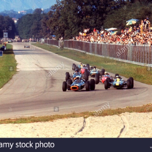 Stewart, Clark, Surtees Hill, Gurney et Spence en bagarre à l'aspiration sur le circuit de Monza
© Alamy